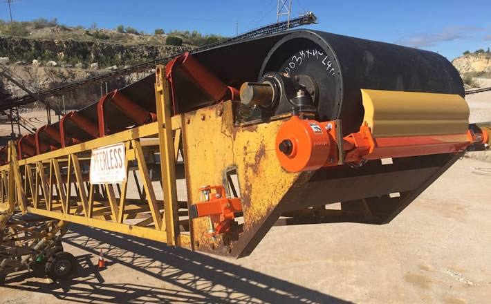 Hanson Burnette 工廠為解決嚴(yán)重的回程帶料問題而安裝了 Martin? QB1? 清掃器(重型)(圖1)