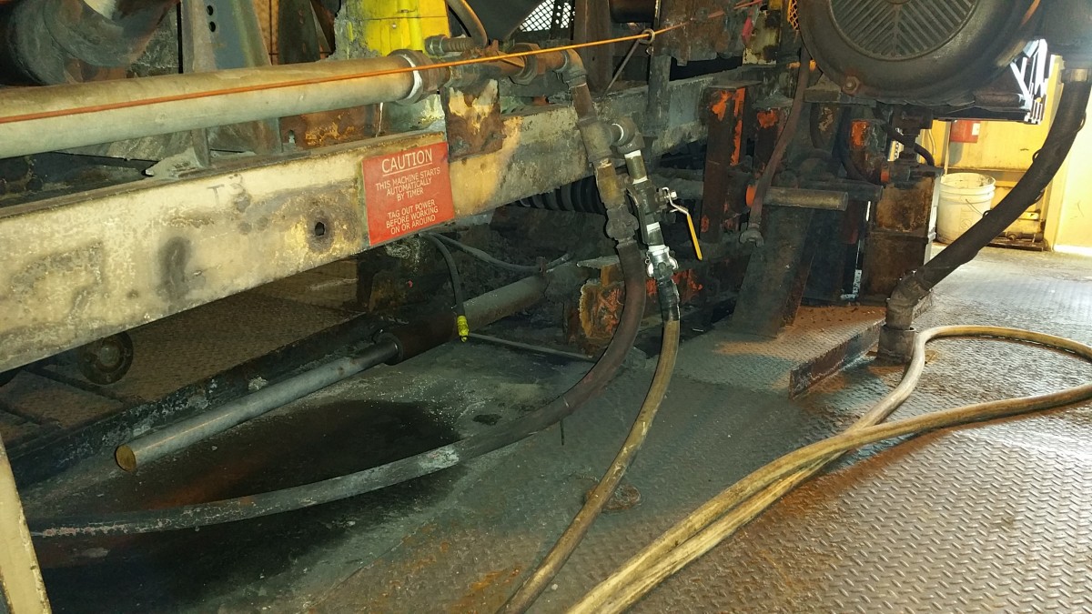 為解決傳送帶上的回運(yùn)物料問題，技術(shù)人員安裝了 CleanScrape? 清掃器。(圖3)